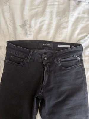 REPLAY - Säljer ett par svarta skinny jeans från Replay, modell New Luz. Jeansen har klassisk femficksdesign, svarta sömmar och en diskret logga på fickan. Materialet är stretchigt för en bekväm passform och de har normal midja.