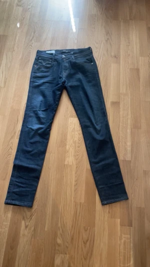 Replay anbass jeans - Hej säljer mina replay jeans som äri mycket bra skick dem är W30 och L32. Dem har inga hål eller färg på och det är röckefritt och djurfritt i hemmet ( så dem luktar inget. Var inte blyg atg fråga frågor eller diskutera pris