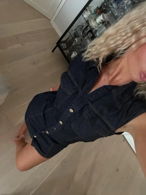 Jeans klänning zara - Använd 2 gånger! Säljer pga ej använder! 
