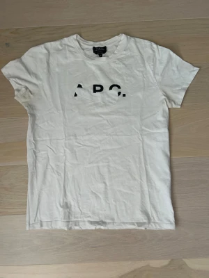 APC T-shirt  - Helt okej skick, finns tecken på användning. Nypris ca 1000. Storlek M. Hör av dig vid minsta lilla fundering! 