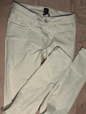 Replay Luz vita jeans W27/L30 - Vita Replay Luz-jeans i storlek W27/L30.  I nyskick och ser i princip oanvända ut. Inga fläckar, missfärgningar eller synligt slitage. Knappar, detaljer och märkeslappar är också i mycket fint skick.  Stretchig kvalitet: 87 % bomull, 9 % polyester och 4 % elastan.