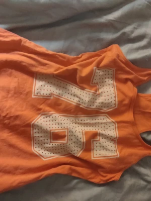 2000s topp - Den är inte så orange som de första bilderna utan mer som den sista bilden! Säljer fler kläder i 00s yk2 stil i min profil 💕