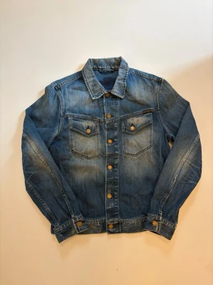 Nudie jeansjacka - Vintage blå nudie jeans jacka perfekt till höst ||  Mycket bra skick ||  Storlek M herr ||  Längd 64cm  Axelbredd 44cm  Armlängd 66cm  Skriv vid minsta fråga eller fundering🤝
