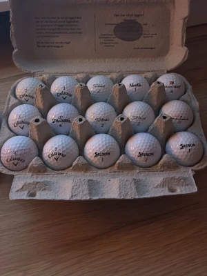 Blandade golfbollar  - Säljer ett gäng blandade vita golfbollar från olika märken som Callaway, Srixon, Titleist, Spalding, Noodle och Wilson Staff. Alla bollar ligger snyggt förpackade i en äggkartong, perfekt för dig som vill fylla på golfväskan. Bollarna är i bra skick !