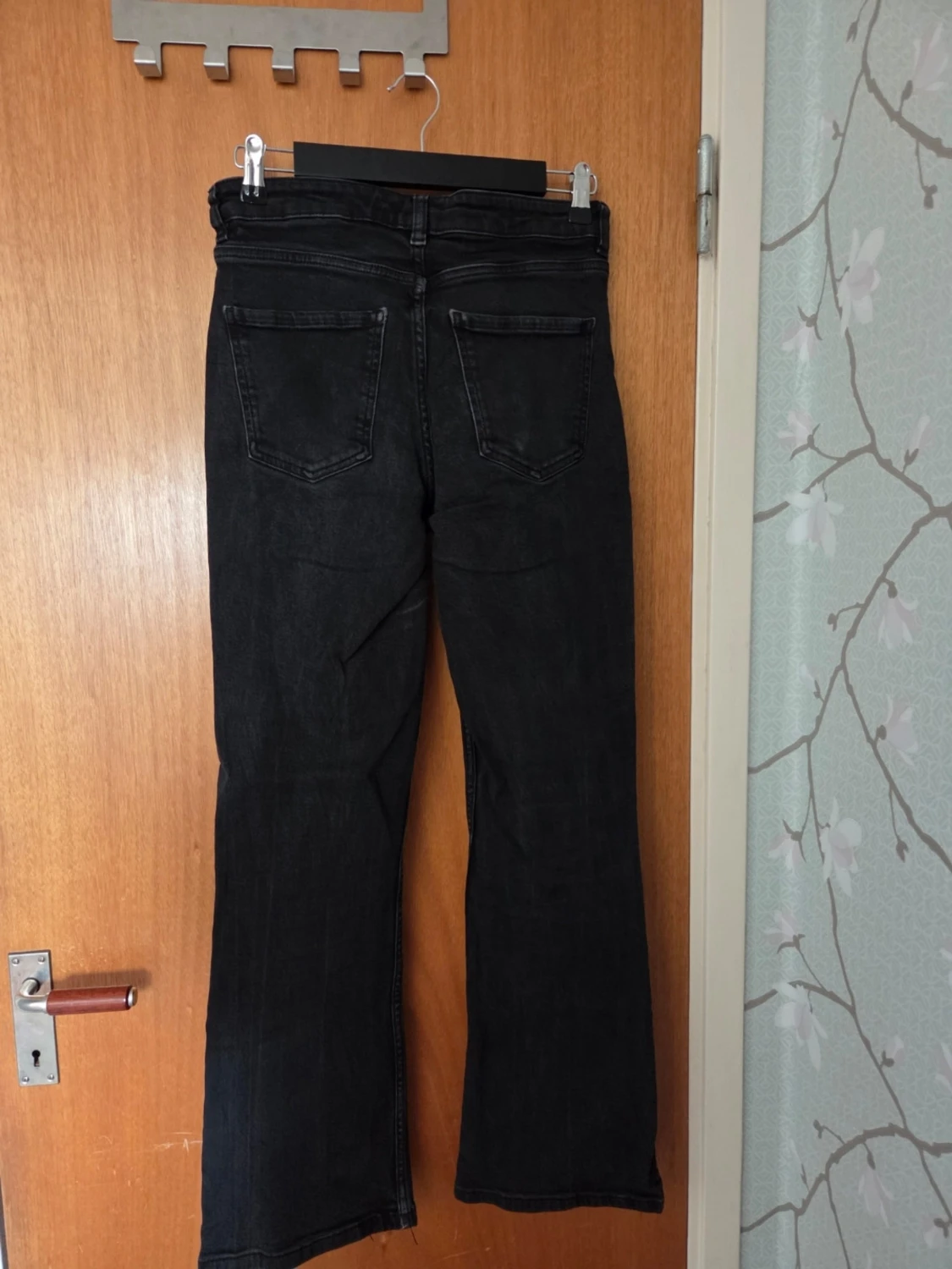 Svarta bootcut jeans med hög midja - 1