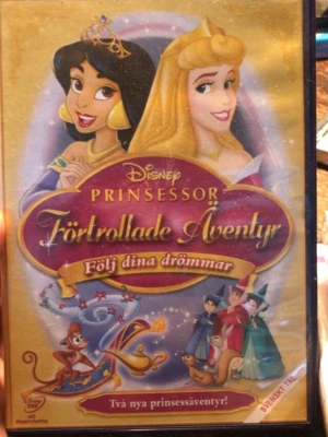 Disney Prinsessor Förtrollade Äventyr DVD - DVD med Disney Prinsessor: Förtrollade Äventyr - Följ dina drömmar. Omslaget är guldigt med motiv av Jasmine och Aurora samt flera klassiska Disneyfigurer. Filmen innehåller två nya prinsessäventyr och extra material som spel och musikvideor. Svenskt tal.