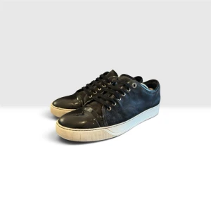 Lanvin cap toe DBB1 navy. - Säljer nu dessa riktigt feta Lanvins som passar till alla outfits 💫                                                        Storlek uk 8 vilket motsvarar 42-43.                 Postas inom 24 timmar 🚚 💨📦.                           Har ni några frågor så är det bara skriva.                      Nypris = 5200kr