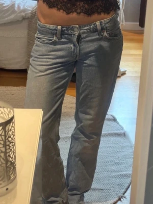 Ljusblå raka jeans med hög midja - Snygga jeans från Weekday! Passformen är straight/relaxed och storleken är 25/32. Innerbenslängden är ca 75-76 cm.