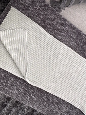 Ljusgrå ribbad kjol från Lindex - Säljer en ljusgrå ribbad kjol från Lindex. Kjolen är lång och har en stretchig, mjuk känsla med tydliga ribbade ränder. Perfekt för dig som gillar en enkel men snygg stil.