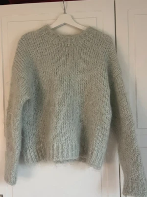 Grön mohair tröja  - SKRIV INNAN NI KÖPER!!! Från Mohir h&m 💚 Jätte fin sitter som xs/s står ej storlek i 💚