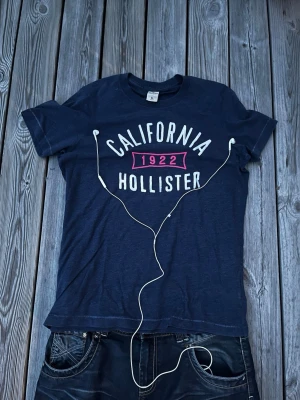 Hollister California t-shirt  - Hej, säljer min riktigt snygga hollister T-shirt. Väldigt eftertraktad modell i fint skick! Bara att skriva om ni har några fler frågor eller funderingarr😁mvh/ Consuetudo 💫