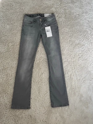 Ljusgråa LTB jeans - Säljer dessa fina ljusgråa LTB-jeans i modellen Valerie Low Rise Bootcut, i storlek W26/L32.  Jeansen är helt oanvända och har lapparna kvar. Nypris var 799 kr, säljer dem för 550 kr.💕