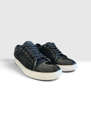 Lanvin cap toe suede/patent sneckers. Uk 8 passar 42-43 - Säljer nu dessa riktigt schyssta skor från lanvin Paris. Model namn - lanvin DBB1 cap toe. Nypriset  på dessa är 5000kr och de är självklart äkta. Skicket är riktigt bra, notera att sulkräm har andvänts samt att endast skorna kommer med. 