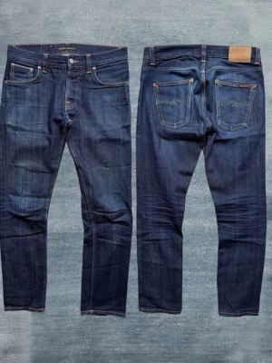 *DRY SELVAGE* NUDIE GRIM TIM - Ett par snygga jeans från nudie med en snygg fade som kommer fortsätta förbättras under tiden. Storlek 30/30, hör av dig vid frågor 