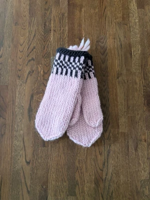 Hemstickat - Mjuka vantar i lovikka stil.  9cm bred 24cm lång. Borstad insida för extra mjukhet🩷