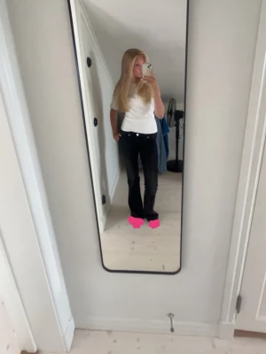 Svarta raka jeans från Perfect Jeans gina  - Säljer ett par svarta jeans från gina tricot Perfect Jeans i storlek 36. Jeansen är low waist och utsvängda längst ner klassisk. De är tillverkade i ett mjukt och stretchigt material som sitter snyggt och bekvämt. Perfekta till alla typer av outfits! Pris kan alltid diskuteras