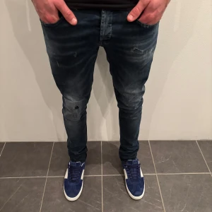 Dondup Jeans George  - Dondup Jeans George! Trendigaste jeansen på marknaden.  Skick= 9,5/10 Ny pris= 4000 kr Säljs för= 1199 kr (modellen är destroyed från fabrik vilket är sjukt populärt)