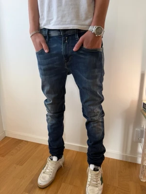 Replay anbass  - Replay anbass 28/32. Modellen är ca168cm. Mått:35/105.                             Hör av er för mer info🙌