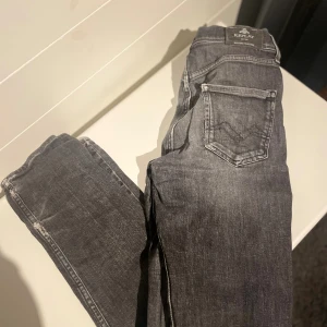 Replay jeans - Säljer nu dessa assfeta replay jeans som har tvättade lår. Passar till allt, passar ungefär 170, har något pyttelitet hål vid bakfickan men annars bra. pris 449 det kan diskuteras, hör av er vid minsta fråga✅😁