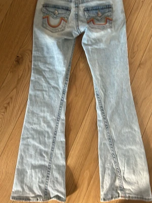Joey True religion - Super fina true religion jeans i storlek 25 Joey! Ser knappt använda ut skriv för frågor osv ❤️❤️