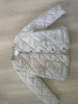  quiltad jacka - Säljer en quiltad jacka från HM i storlek S. Den är aldrig använd! Säljer då den inte kommer till användning. Om ni har några frågor eller vill ha fler bilder är det bara att höra av sig! 💘