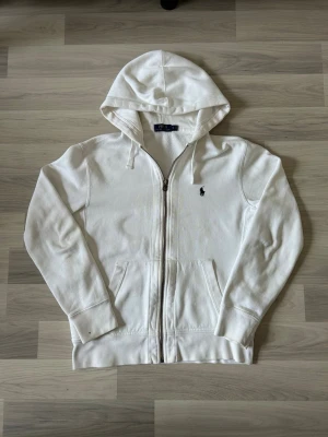 Vit Ralph Lauren Zip - Vit Ralph Lauren zip hoodie | Skick - 7,5/10 | väldigt små defekter | Storlek - M men passar även S | Äkta | Nypris - 2200kr | Hör av er vid frågor eller funderingar 🙌