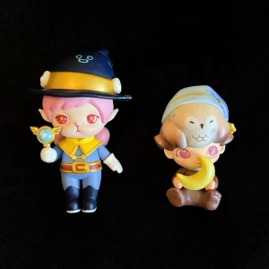 2 DIMOO Figures - A DIMOO figure bundle consisting of Hedy from ’BUNNY Magic Mini Series’ and Night Watcher from ’Forest Night Series’! 🦉🧙🏻Hedy is 9cm tall and Night Watcher is 7cm tall 📏In good condition except for some faint marks in some places (visible if you zoom in) which is reflected in the price. ⚠️ Both series have been discontinued by Pop Mart so these are quite a rare find ⚠️