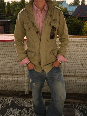Grön fieldjacket från Ralph Lauren - Säljer nu min unika Ralph lauren fieldjacket som är i hög efterfrågan! Jag är 178 cm och 66kg. Jackan sitter som en small
