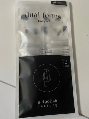 Dual forms - Mjuka dual forms att användas tillsammans med polygel, formar nageln utan att behöva bygga själv eller fila massor. Polygel/gel + UV lampa behövs!! Det är 48st formar kvar 