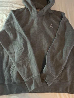 Jordan hoodie nypris 900 - Jättebra skick, aldrig använd, bara testad. Köpt för 900 kr.