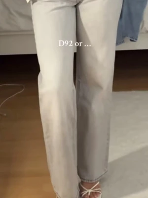 Strandivarius D92 - Säljer ett par ljusgrå jeans med raka ben och hög midja från Strandivarius i modellen D92. Jeansen har fem fickor, diskreta slitningar och klassisk dragkedja med knapp. Blinden men byxan på är tagen från TikTok med samma byxa.🫶🫶