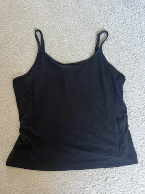 Linne - Säljer dessa 4 linnen ifrån shein. Alla är helt oanvända förutom det vita linnet, därav är skicket jättebra/oanvänt. 50kr styck och 200kr för alla. Hör av dig vid frågor. Storleken på linnena är ”11y” men som referens passar den på mig som i vanliga fall har storlek xs/xxs.
