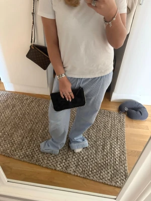 Snygg väska med nitar - Säljer snygg väska med nitar, knapt använd får med kedja😇