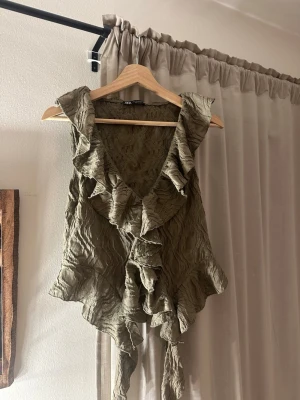 Volang topp zara - Säljer denna populära toppen från Zara som inte finns att köpa längre. 