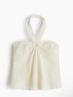 Vit spetsig halterneck linnetopp - NY MED PRISLAPP❣️                                           Säljer en vit linnetopp med halterneck och ringdetalj framtill. Toppen är gjord i spetsliknande material och har en luftig, ärmlös design som passar perfekt till sommaren. Supersnygg att styla med jeans eller kjol!