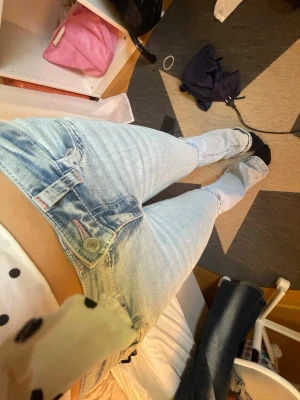 Ljusblå Nelly jeans - Ljusblå Nelly jeans med ros adetaljer på fickorna 