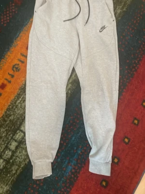 Gråa mjukisbyxor från Nike - Nike tech fleece har använts sparsamt inga tecken på användning!