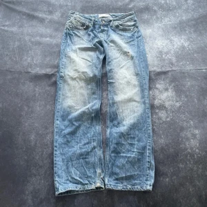 Armani Jeans ljusblå whiskered vintagejeans för herrar i storlek W32 L34 - Snygg tvätt, högkvalitativ denim och bekväm passform.  Skick enligt bilderna.  Mått 📏 Midja: 43 cm Benslut: 21 cm Lår: 31 cm Totallängd: 109 cm W/L är uppskattade utifrån måtten.  Skickas inom ett dygn Spara på priset och frakten genom att sätta ihop ett paket  Mer information finns på min profil