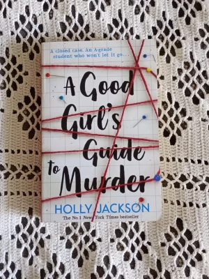 A good girls guide to murder - A good girls guide to murder av Holly Jackson. Bra läst skick. Språk: engelska