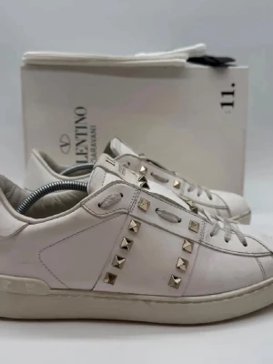 Valentino skor - Valentino rockstud sneakers - Skick: 9/10 - Storlek 41 - Tillbehör: Kort, extra nit - Nypris 7700kr