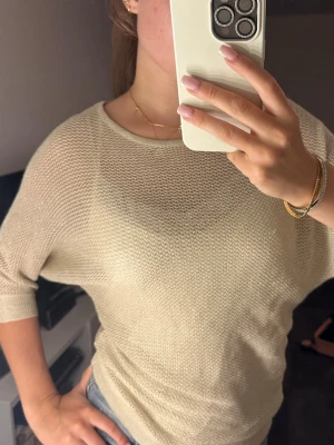 Trekvartsärmad tröja  - Fin stickad tröja i en guldig nyans 🤍