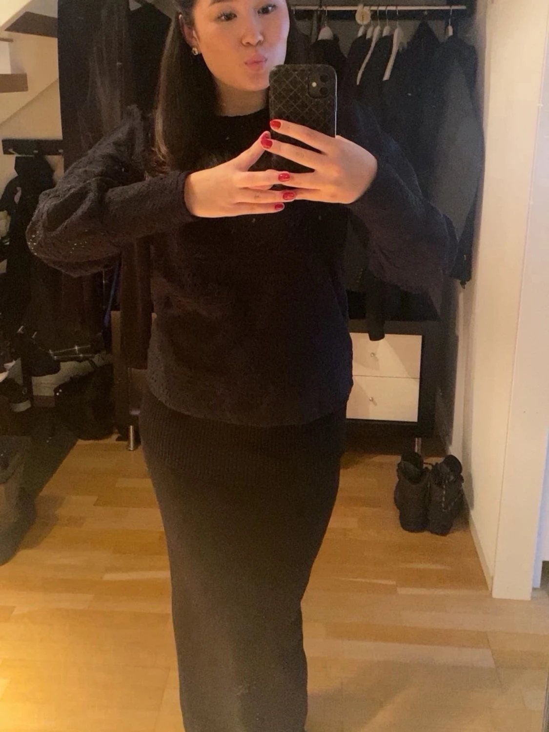Svart blus med broderade detaljer - 1