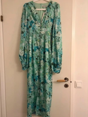 Adooreklänning  - Blå och grön Adooreklänning i den långa modellen, storlek 32. Inga defekter, aldrig använd med utan prislapp💙💚