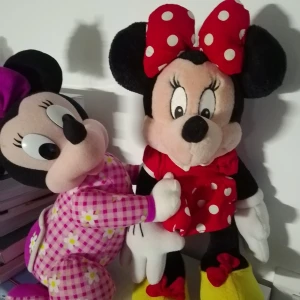 Två mjukisdjur Minnie Mouse / 2 för 30 kr - Säljer två söta mjukisdjur föreställande Minnie Mouse. Ena har röd klänning med vita prickar, röd rosett och gula skor. Den andra har rosa rutiga kläder med blommor och stor rosa rosett. Perfekta som dekoration eller present till Disney-fans.