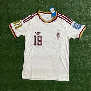 Spanien 2026 VM /LY - Säljer denna riktigt snygga tröjan för ett bra pris! Skriv till om ni är intresserade eller har andra funderingar.