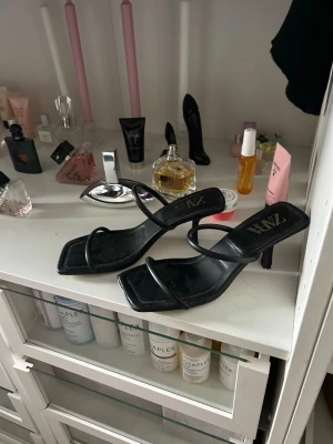 Svarta strappy sandaler från Zara - Snygga svarta sandaler från Zara 