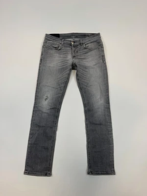 Dondup Jeans George  - Dondup Jeans George  Storlek 36 Ny pris 4000 kr Original slitningar från fabrik! Lagat hål vid skrevet! 