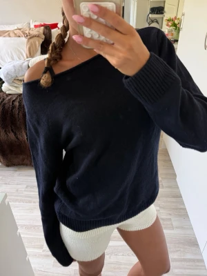 Svart off shoulder stickad tröja - Onezise men sitter som en s/m