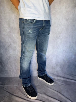 Replay Anbass Jeans - Riktigt snygga Replay Anbass Jeans | Storlek 33/34 | Modellen är 181 cm och 74 kg | Bara att höra av er vid frågor eller funderingar 