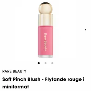 Rare Beauty Soft Pinch Blush mini - Blush i miniformat från Rare Beauty. Perfekt för att ge kinderna en fräsch och naturlig färg. Smidig att ta med i väskan och enkel att applicera med applikatorn. Helt oanvänd säljer då den inte kommer till användning💗 
